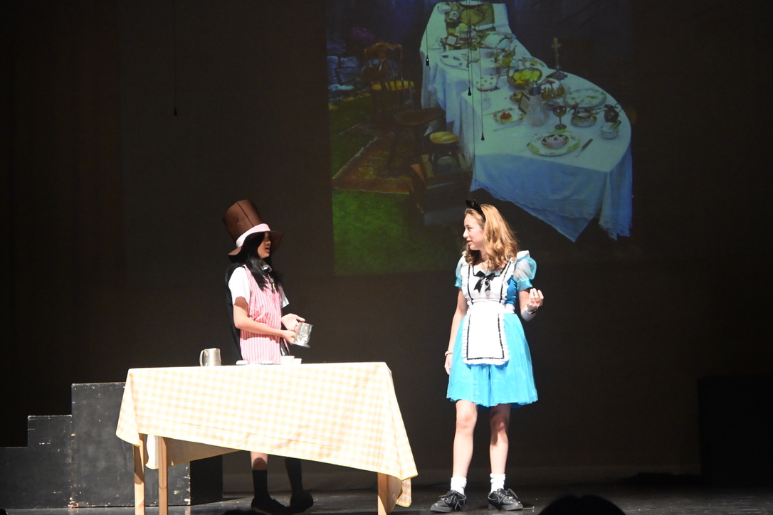 Alice in Wonderland production moment 16